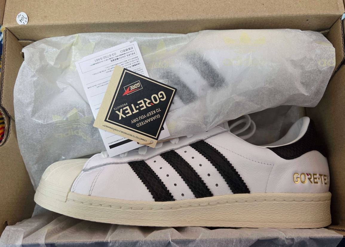 届いた。雨の日にも使えると言うことで助かる。
でも当分履く度胸はない。
手持