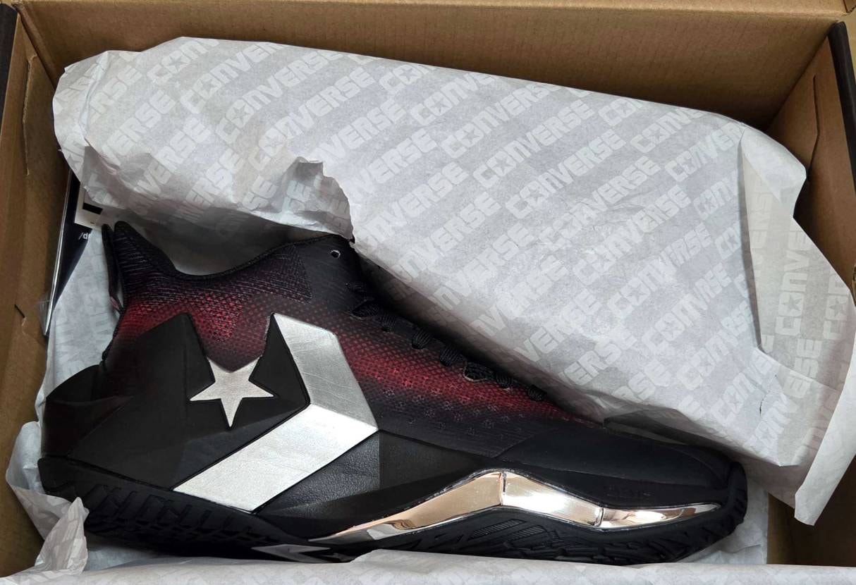 届いた。今年最後のシューズ。
CONS UNAVERAGE MID