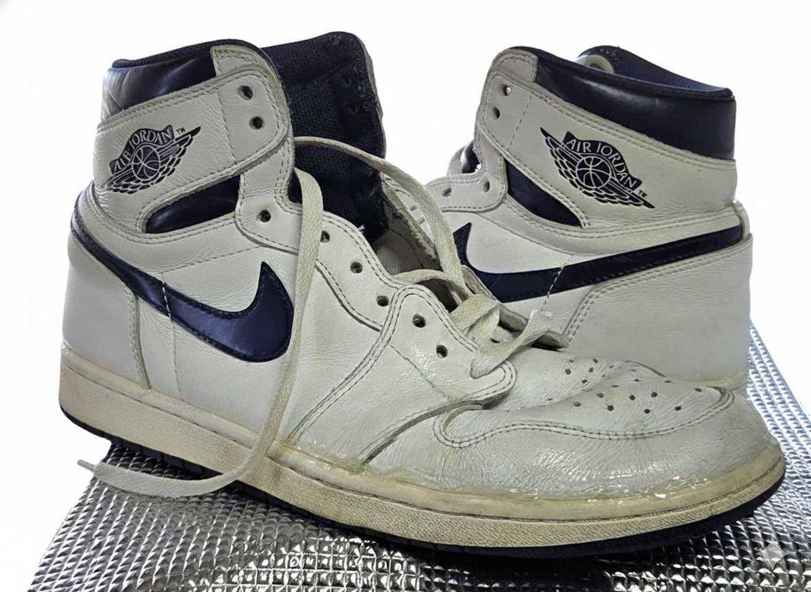 ボロボロのインソールを抜き、アッパーとソールの縫合部を補強。
明日届くインソー