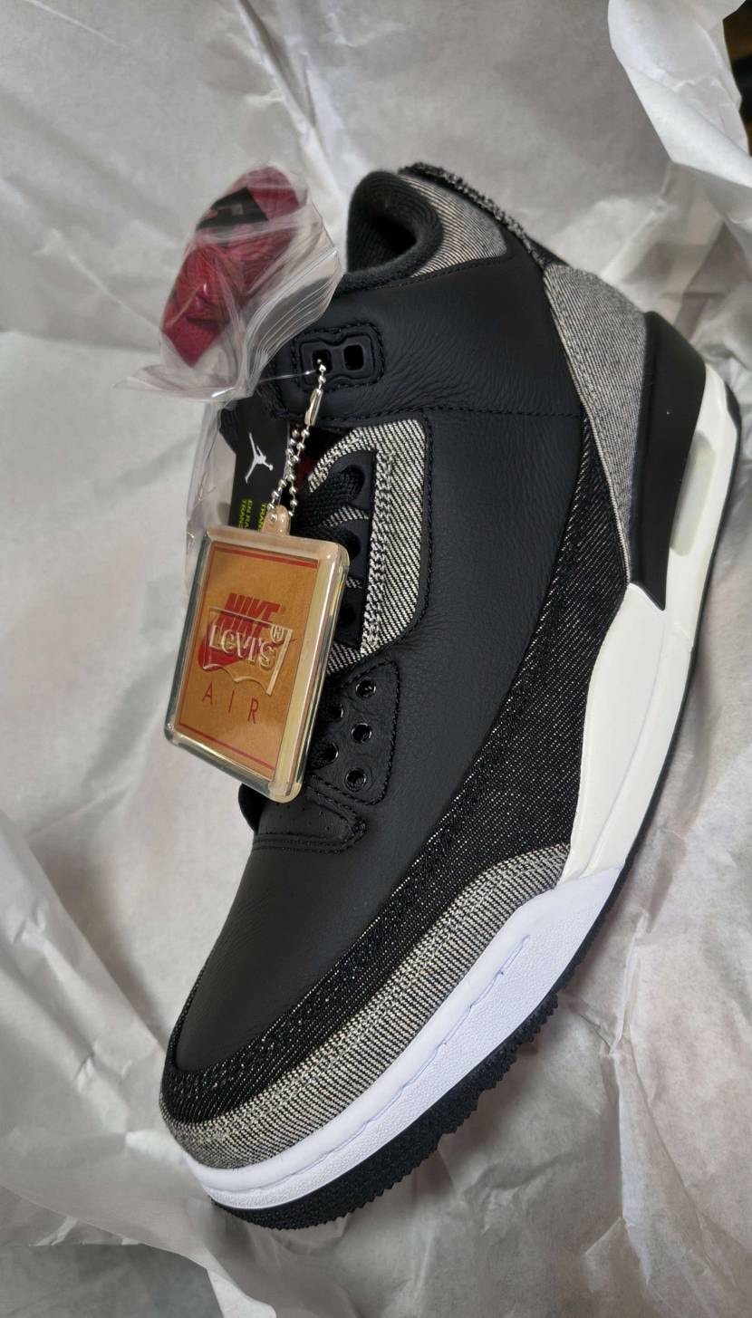 黒が届いた。
パッと見ブラックセメントっぽいのがまた好き。