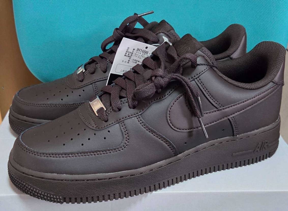 ブラウンのAF1届いた。
シンプルイズベストな落ち着いた単色、良い。