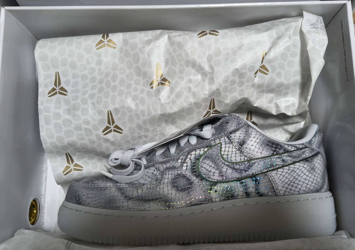 購入しておいて…って話なんだけど、
このコービーAF1を着用した一般人投稿見て
