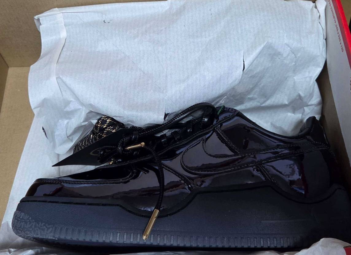 LBJ AF1届いたけど、完全にこれ…
と思って調べたら、緑で買う時はたまにあ