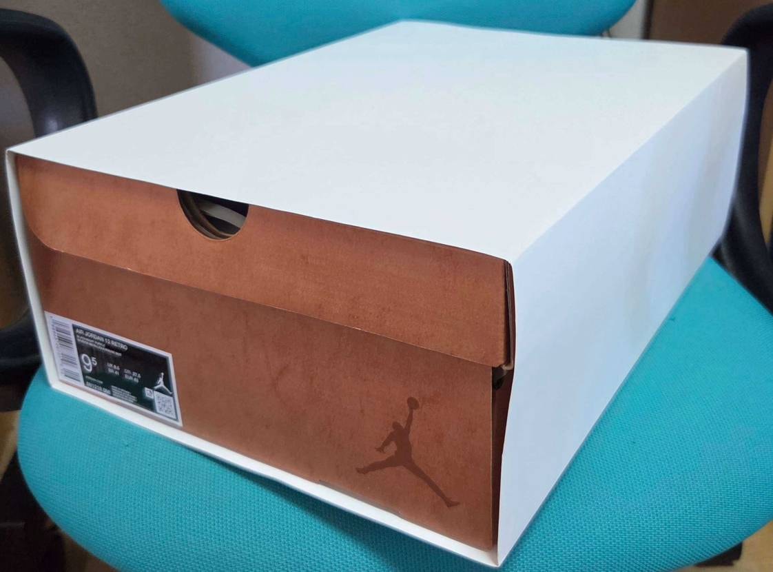 日本限定AJ12が届いた。
AdidasのMiGのように、