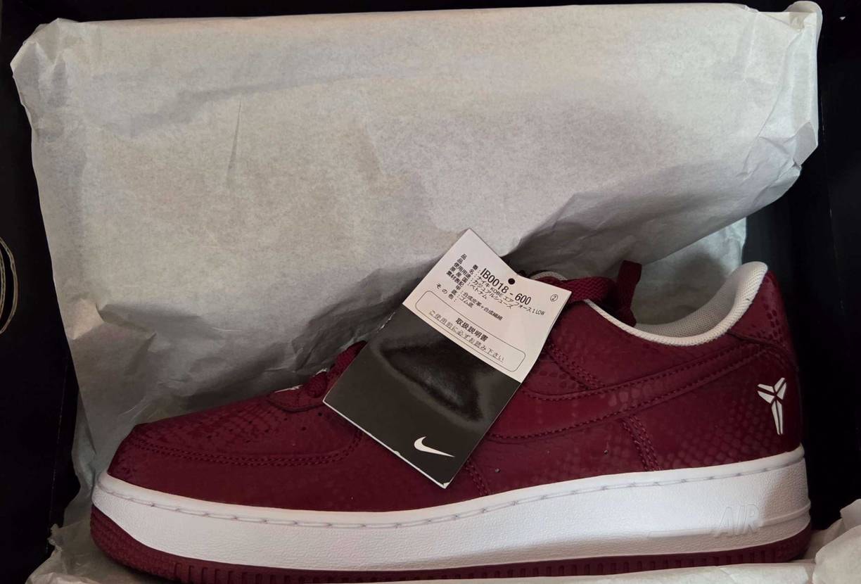 届いた。合皮で、スネークスキンっぽい見た目とは裏腹にツルツル。個人的に買ってよか