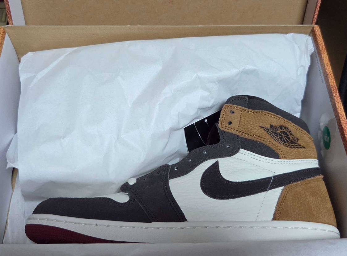 NIKEセールで買ったのが届いた。
本体はもちろん、箱の質感も良い。

し