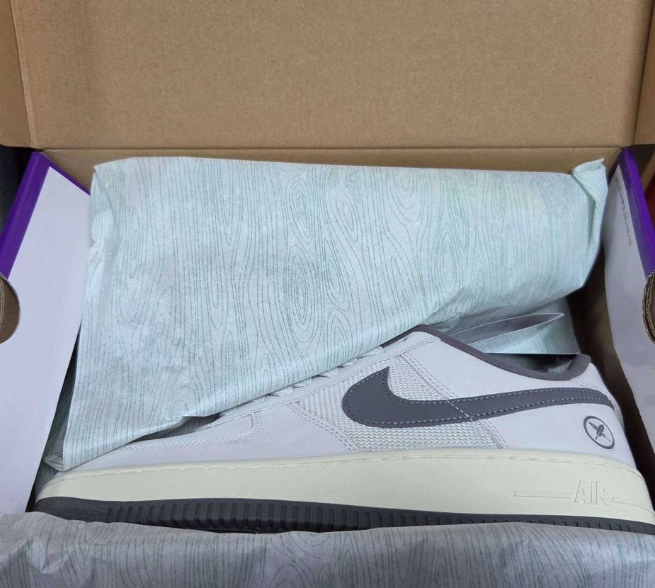 堀米さんのAF1届いた。
ベンチレーションホール無し。

