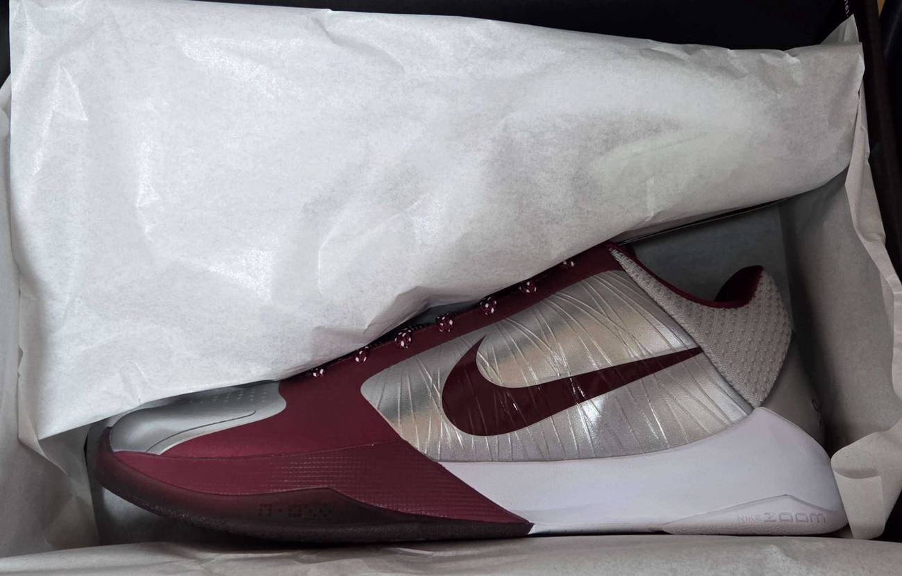 Undefeatedから届いた。
Kobeシリーズは1, 8しか持ってないから