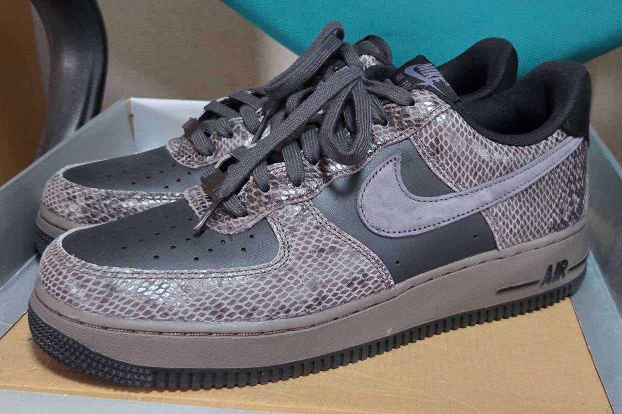 外で履いてるAF1
出社時に履いていたHi Black(今
