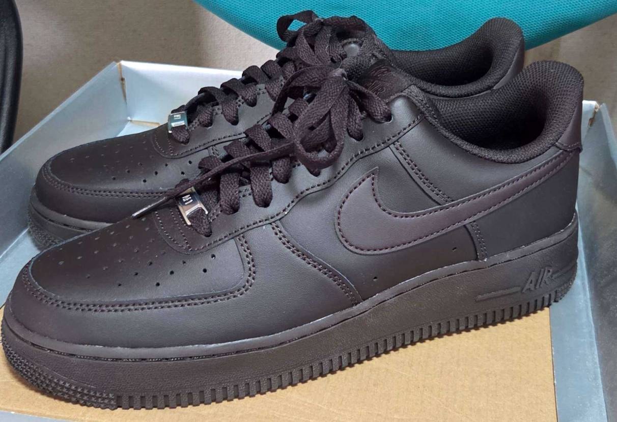外で履いてるAF1
出社時に履いていたHi Black(今