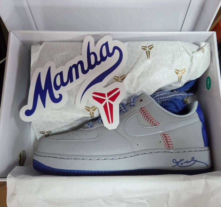 Kobe Dodgers AF1届いた。
佐川のお兄さんが