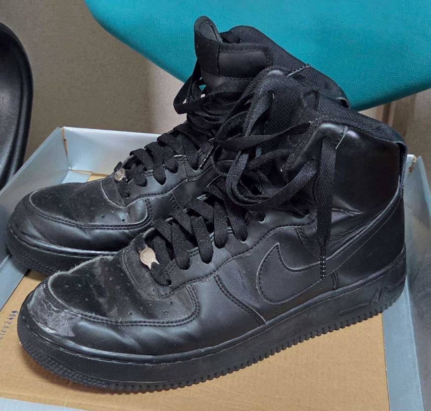 外で履いてるAF1
出社時に履いていたHi Black(今は在宅…)
色に惚