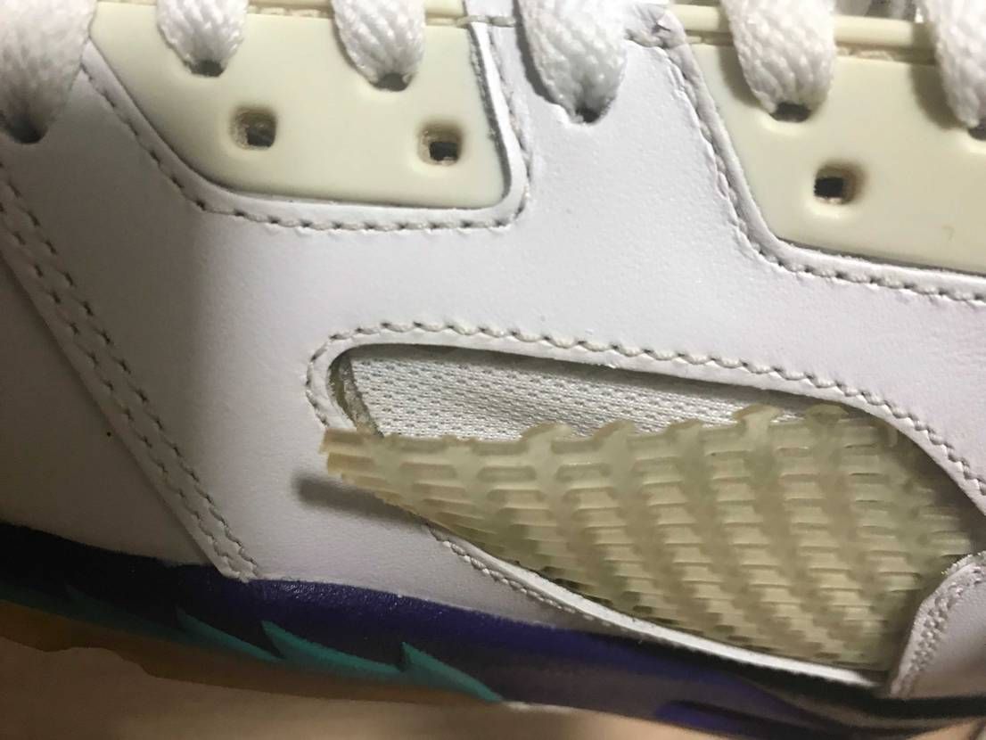 Jordan 5 のメッシュ部分が経年劣化でちぎれてきております。ソールはまだ無