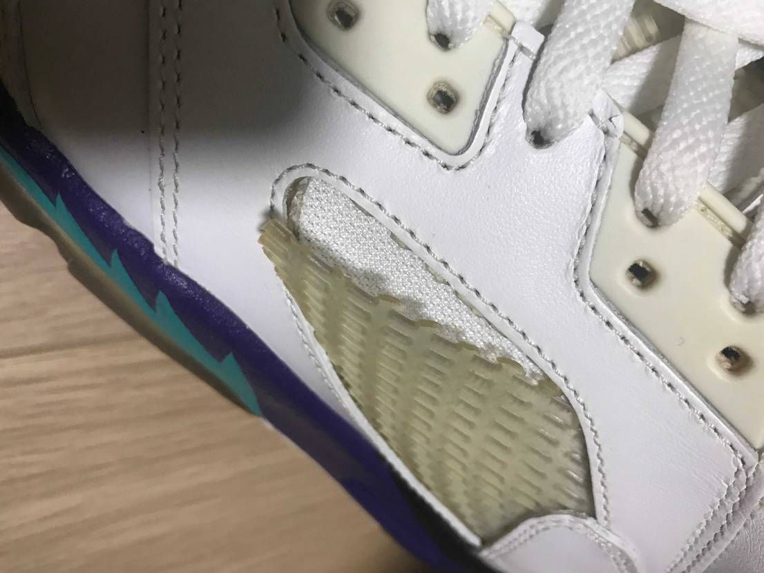 Jordan 5 のメッシュ部分が経年劣化でちぎれてきており