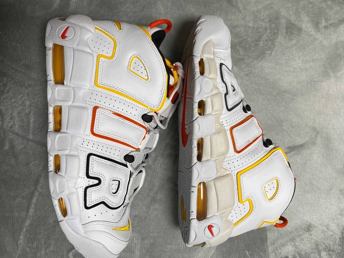 NIKE AIR MORE UPTEMPO買ったのだが左右で色違ったりするものな