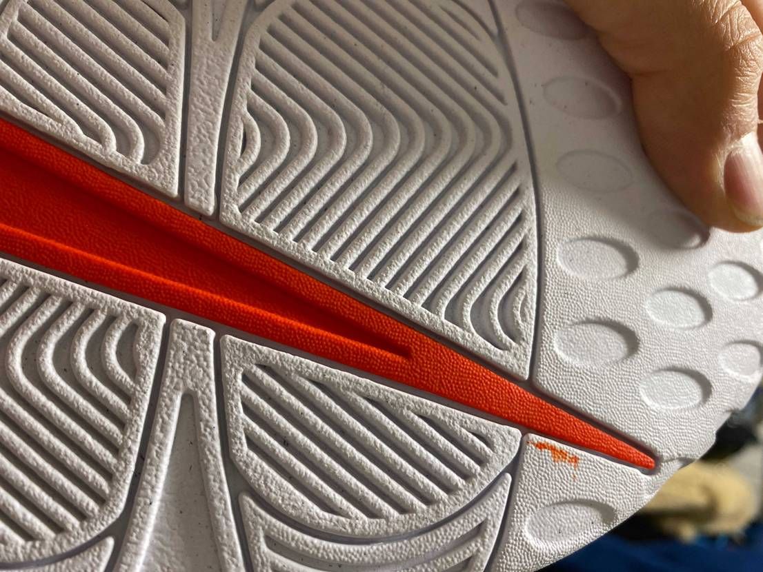 NIKE AIR MORE UPTEMPO買ったのだが左右で