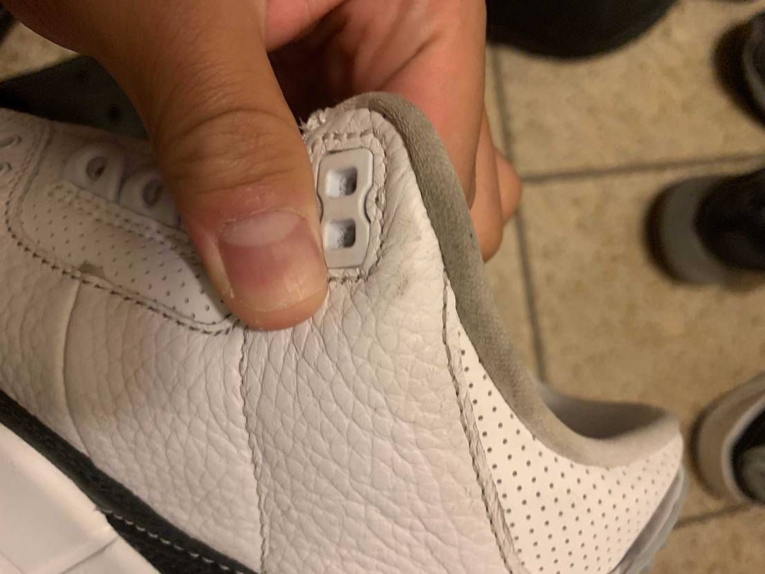 NIKEのaj3フラグメントです
白のスニーカーで履き口が汚れて革製のものなの