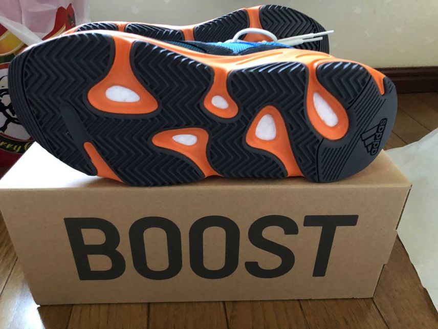 adidas公式抽選にて買えました。