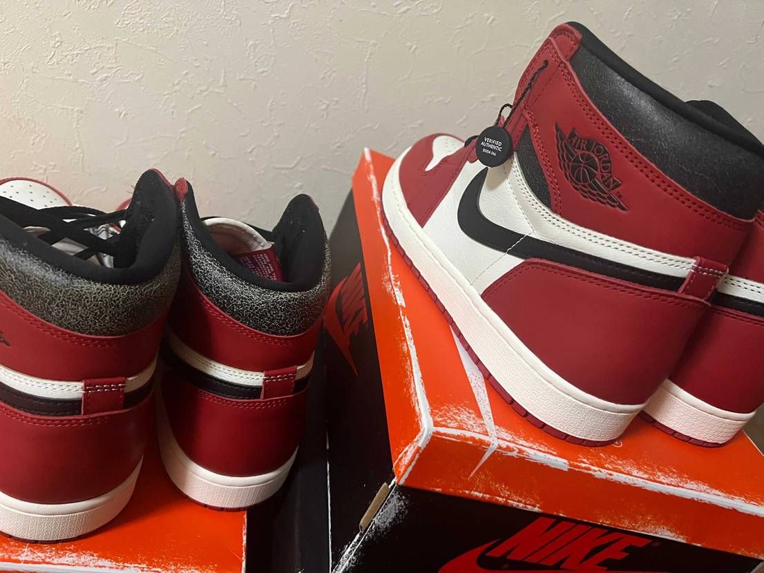 右はsnkrdunkから購入したもの、左はNikeから、なんか違わない？鑑定は大