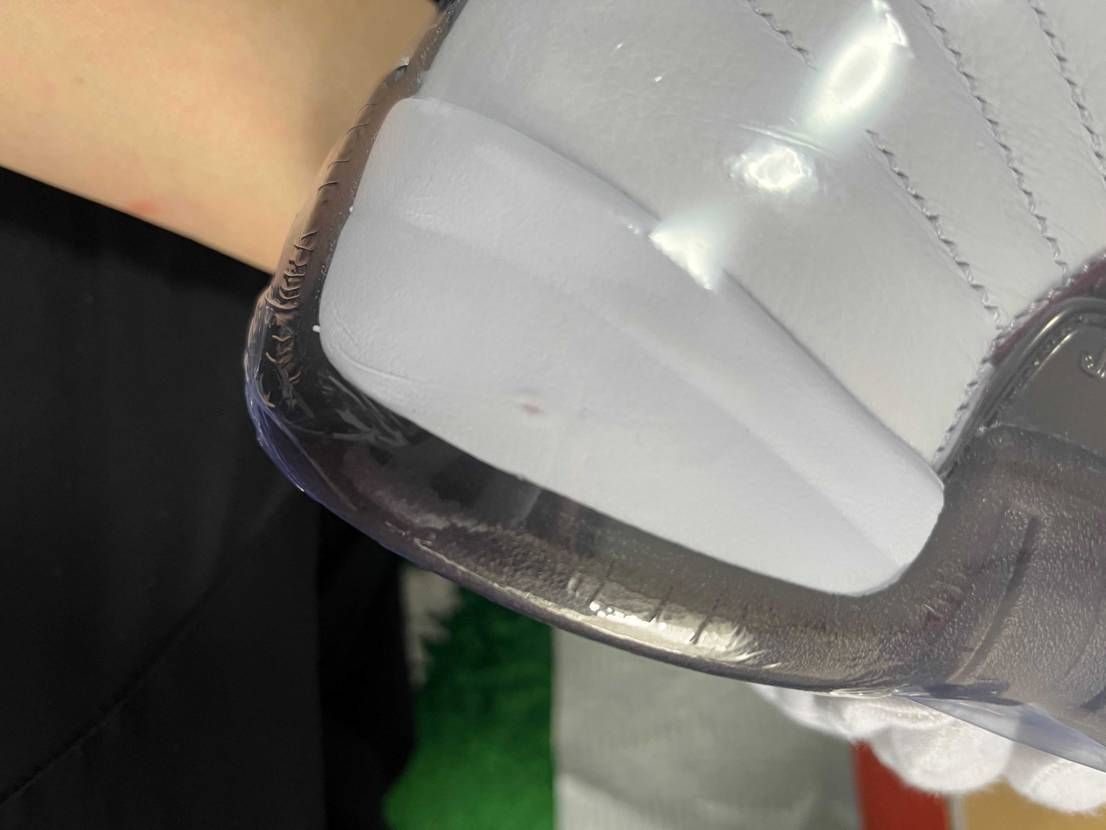 みなさんのご意見欲しいです！1枚目のキズはNIKEクオリティになりますか？2枚目