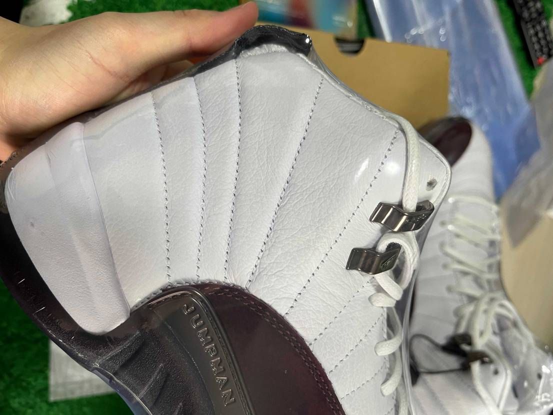 みなさんのご意見欲しいです！1枚目のキズはNIKEクオリティ