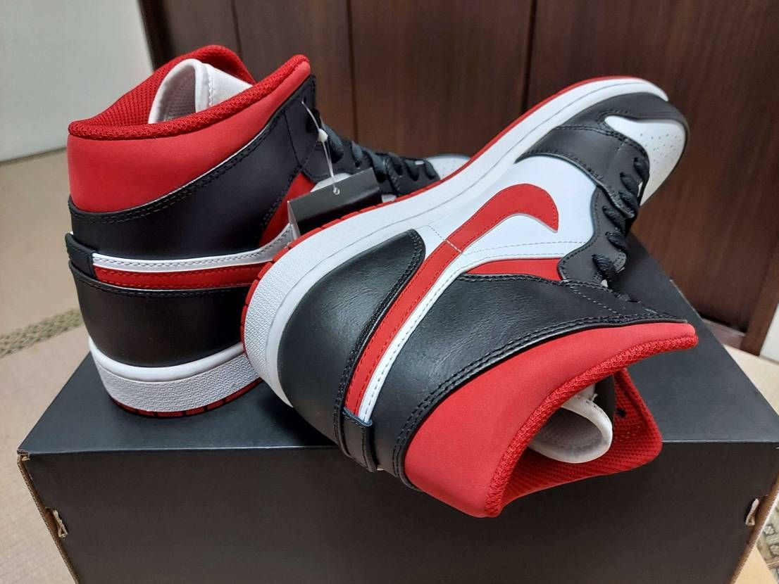 Air jordan1 mid
これ人気あんまりないけど、好きな色でお気に入り👍