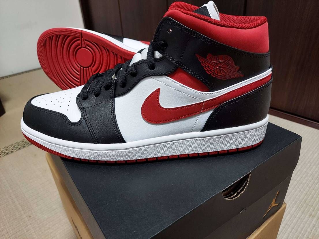 Air jordan1 mid
これ人気あんまりないけど、好