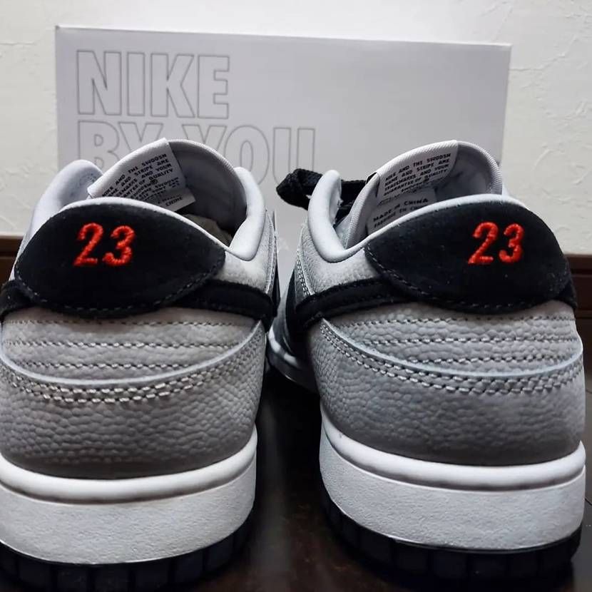 先日購入したNIKE BY YOU DUNK LOW
素材は