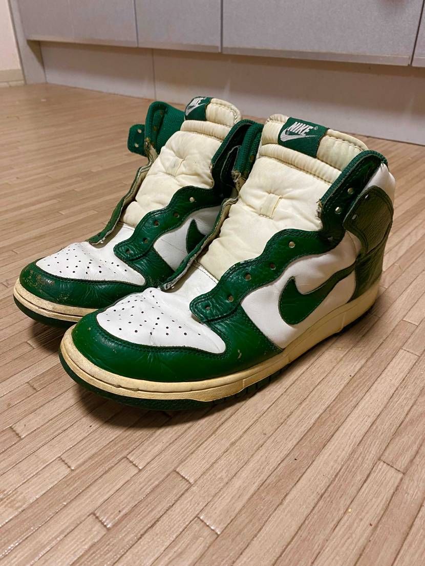 このスニーカーはなんていうモデルですか？？
ダンクハイなのはわかるのですがいつ