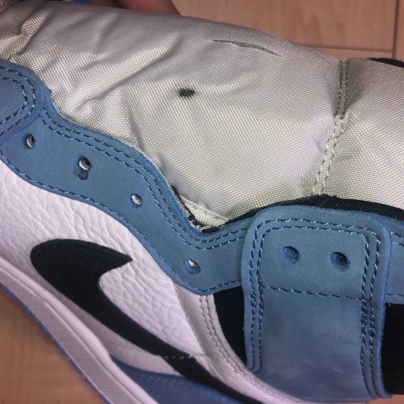 届きました、NIKEクオリティってやつが！
ソール、アッパー、タン何故か汚いw