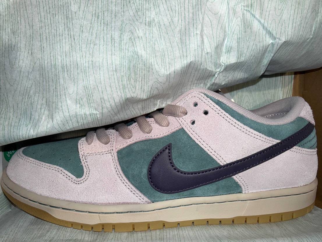 色は写真よりもだいぶ燻んでいて、イメージよりは合わせやすそうです