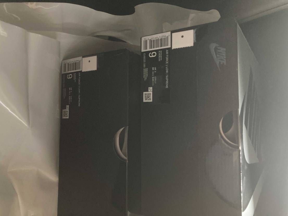 supreme大阪店内現金受け渡しで
退店命じられてる人いましたね。
朝から