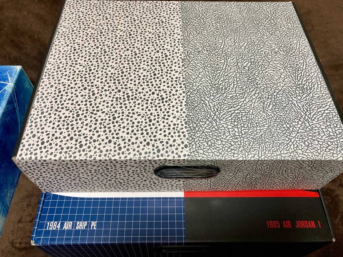 配達のお兄さんから受け取って箱開封→確実にジョーダン3&マックスパックより箱デカ
