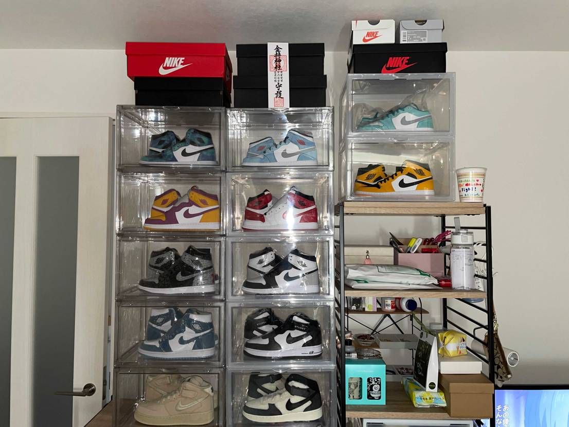 どんどん新しいスニーカーが増えていき、ついに狭い1Kの部屋に靴が40足もありまし