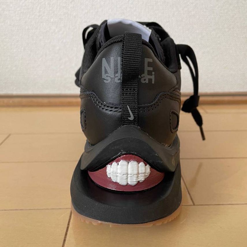 正面から見るとなかなかの気持ち悪さです。
#sacai #nike #va