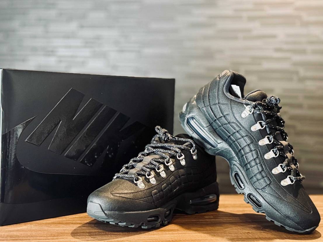 写真で見るよりアッパー側面の立体感があってちゃんとエアマックス95してて満足度高