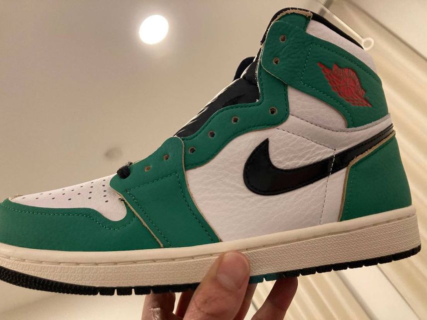 そっか!!
他のAJ1とディテールが何か違うと思ったら、ステッチが全部シン