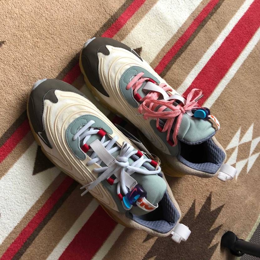 トラビス買ってしまった😆

シューレース はスニ垢男子の