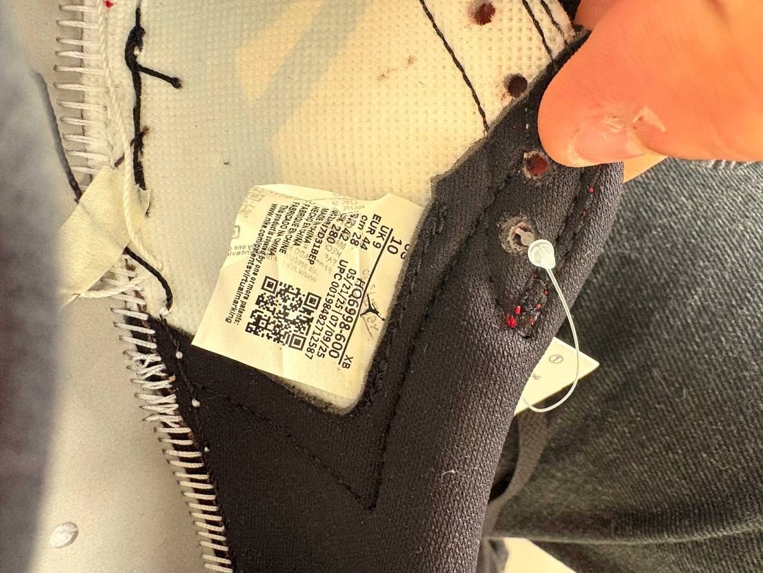 タグの部分に文字が書いてあるのって誰か分かりますか？
普段