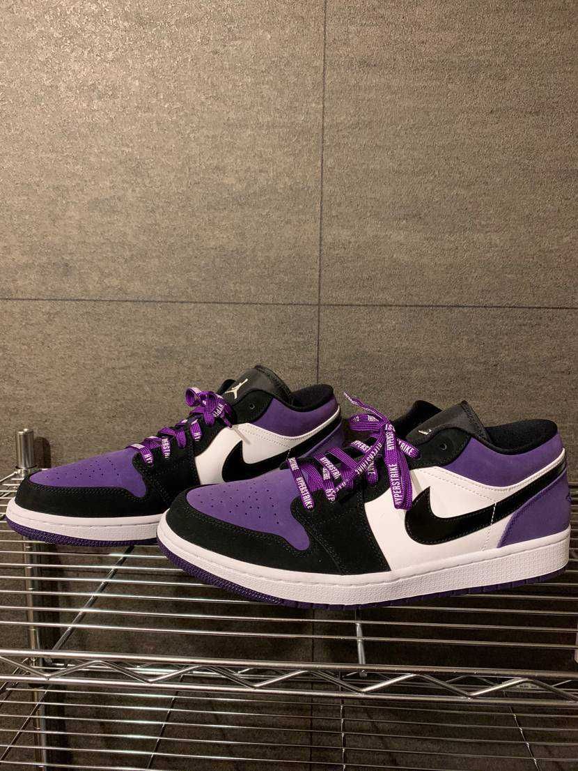 ジョーダン1 LOW

紫のシューレースに交換してみた。