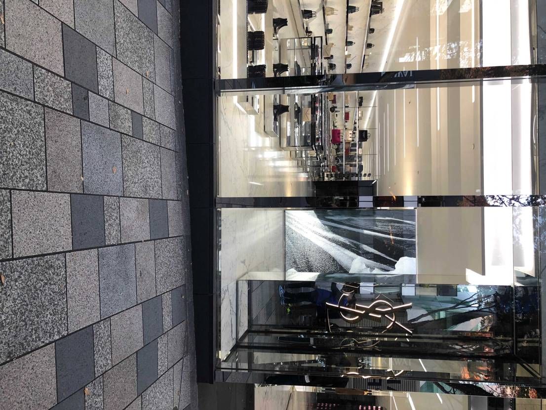 6.43到着したのに、隊列もうYSL店の前になっちゃった。
目測で六百人以上並