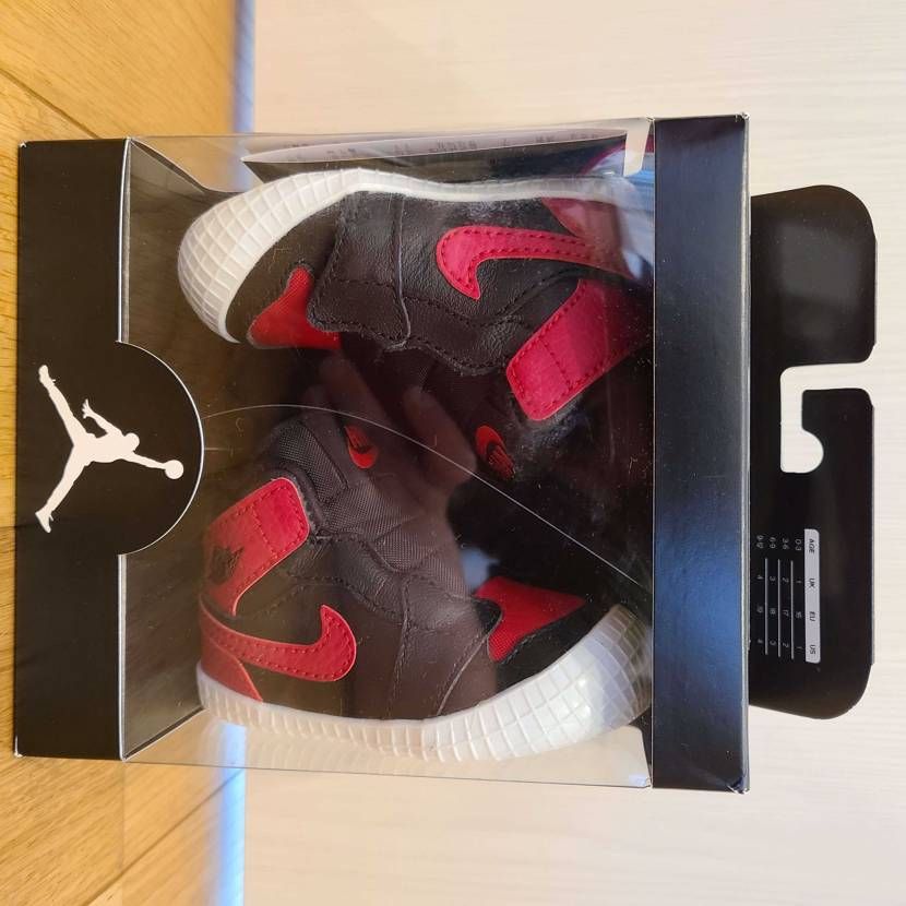 ベビーシューズ
JORDAN 1 CRIB BOOTIE black/varsi