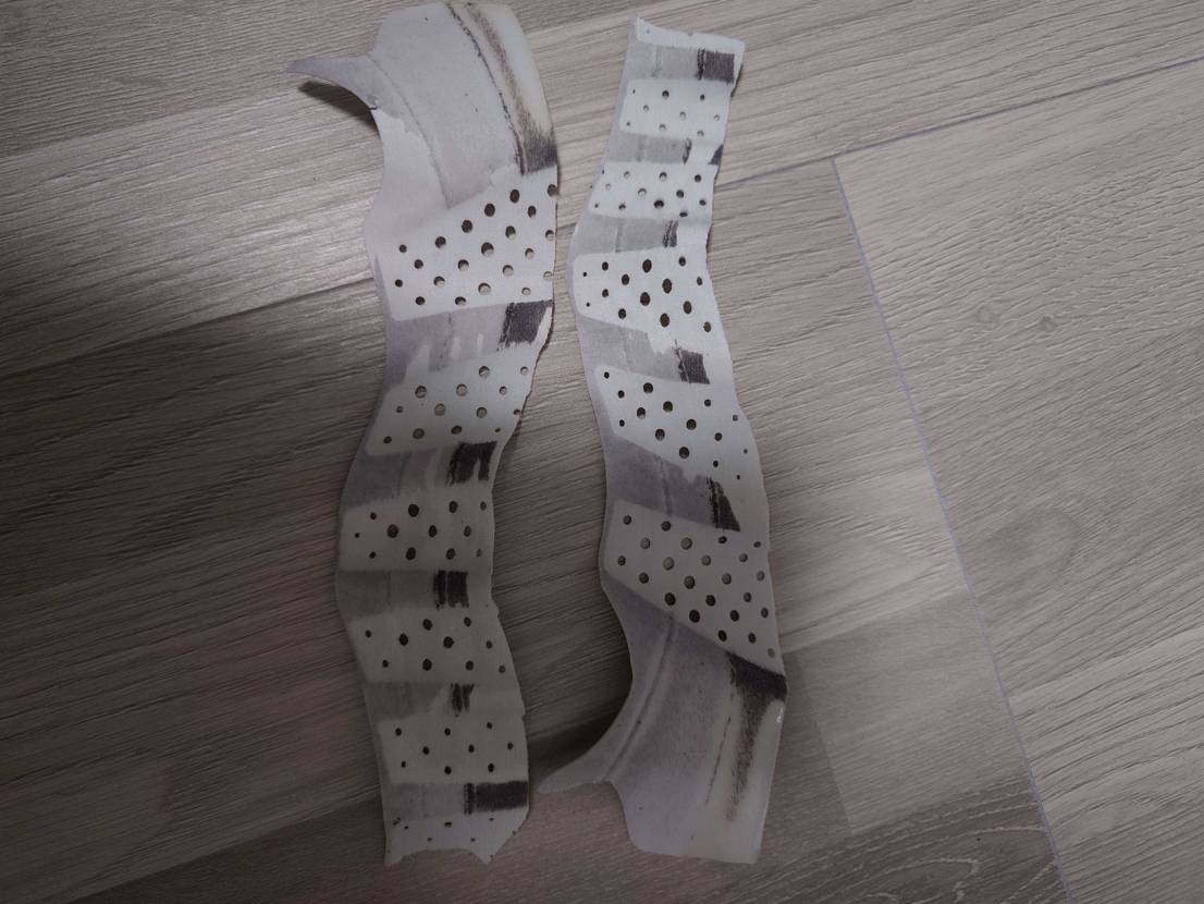 まだ下ろしてないのに、昨晩思い立って剥がしました。
ハサミとカッター使って格闘