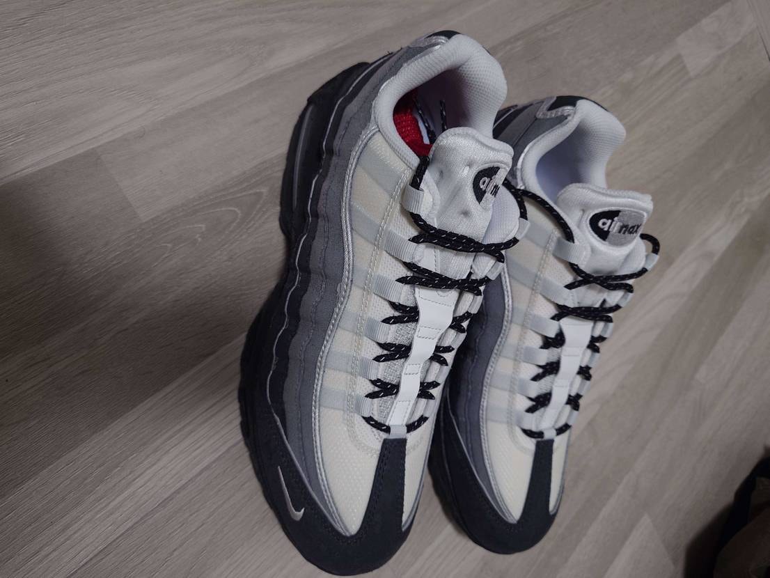 まだ下ろしてないのに、昨晩思い立って剥がしました。
ハサミ