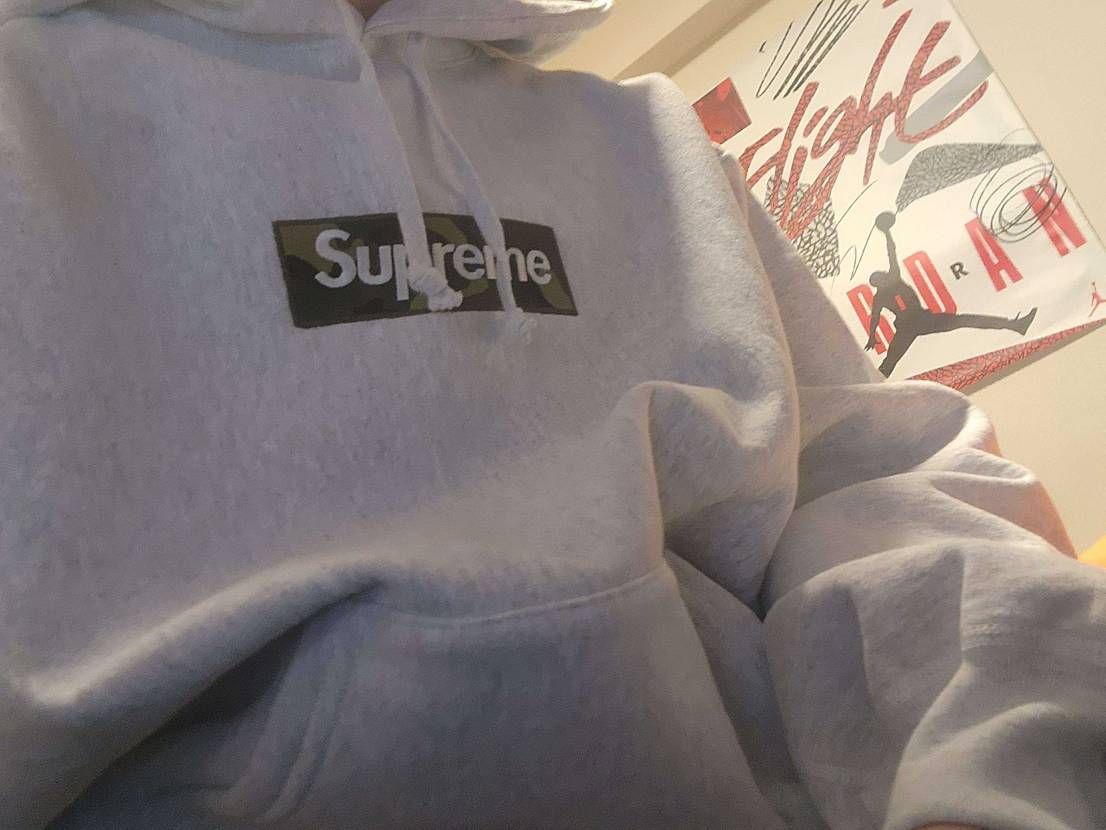 初ボックスロゴですが、これってもともと紐の長さこんなもんですか？
持ってる方教