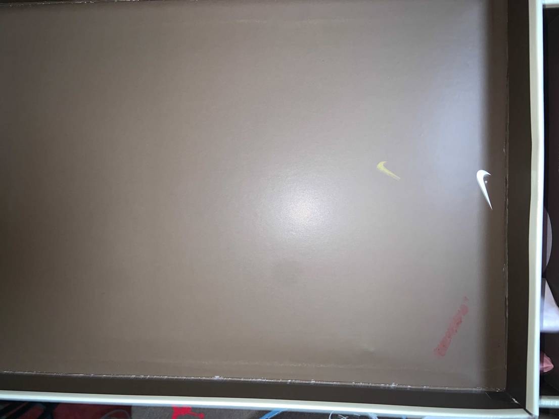 スニダンにて新品未使用で購入しました。
目利きの方おりましたら是非ご教授願いた