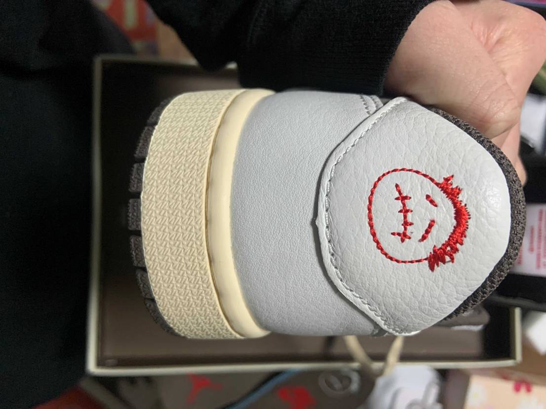 スニダンにて新品未使用で購入しました。
目利きの方おりまし