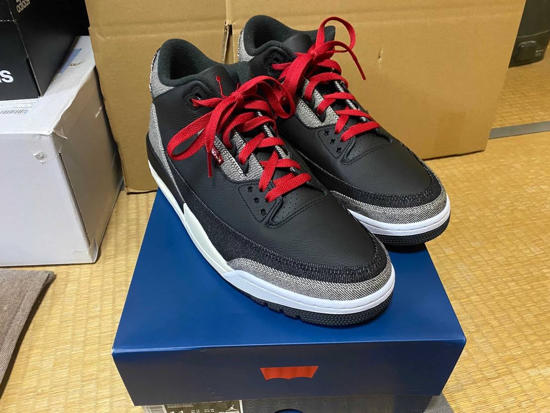 NIKEから到着。
レザーも良い感じでデニムも問題無し。シューレースは赤にして
