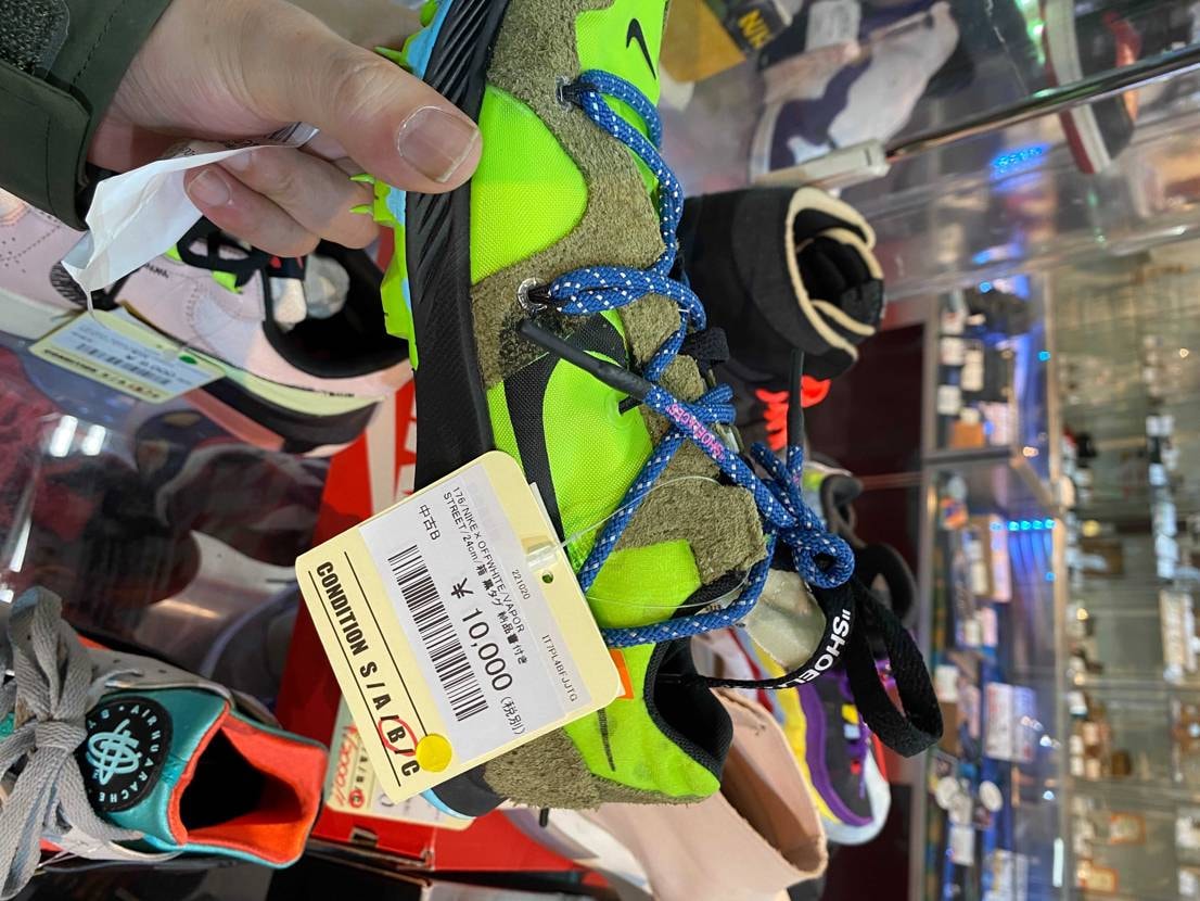 万代屋と言うお店だけど、パチモンじゃねと思った。。
ペラペ