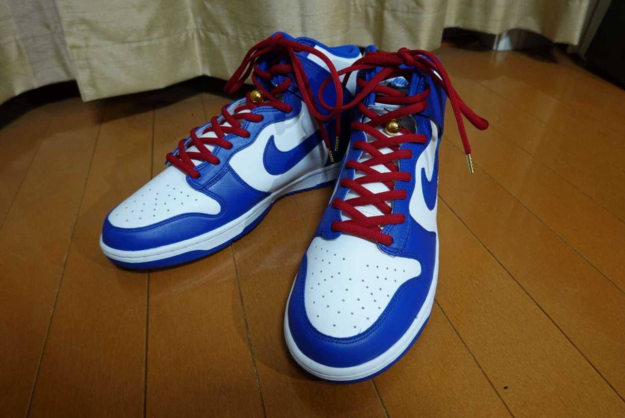 SNKRS Kaleidoscope
スニーカーは靴紐を換えただけで
印象が変わ